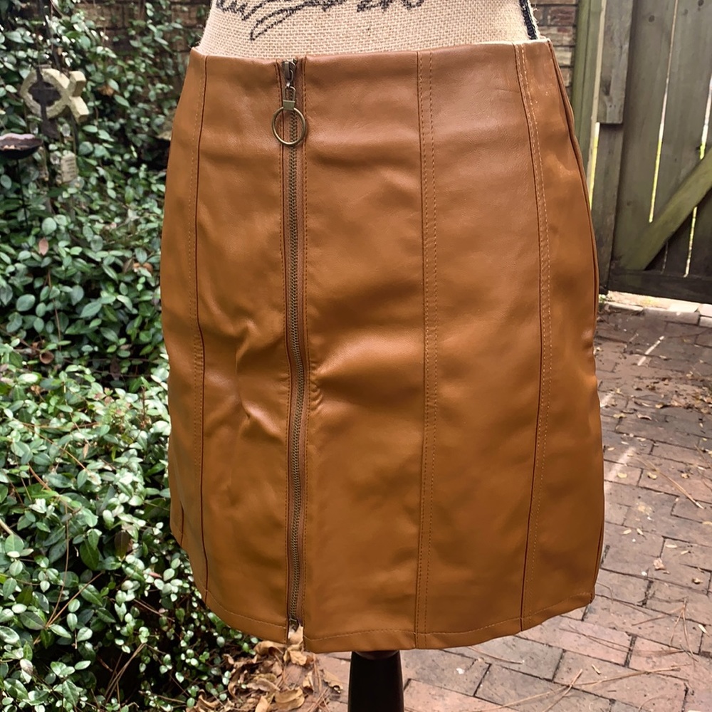 Super Cute Skirt, leather look, front zip, with o-ring pull, size Medium